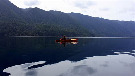 Kayaking Lake Crescent – Tales of a vanlife couple