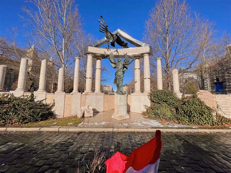 Contra Monumento Y Plaza De La Libertad La Perla Del Danubio