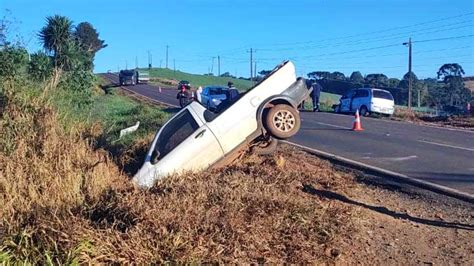 Colis O Entre Carros Deixa Cinco Feridos Em Acidente Na Pr Em