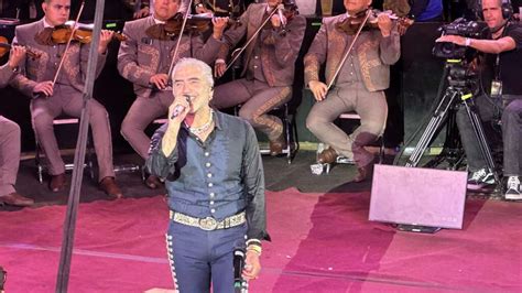 Culiacán canta y se encanta con Alejandro Fernández en el Palenque