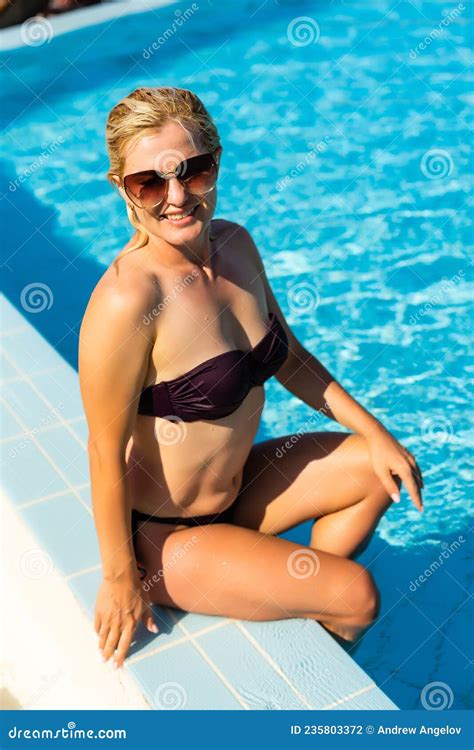 Mujer Sexy En Bikini Posando En La Piscina Balneario De Lujo Foto De