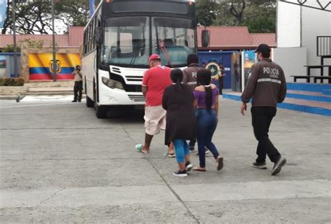 Dos Mujeres Y Un Hombre Fueron Detenidos Con Armas Y Droga En Guayaquil