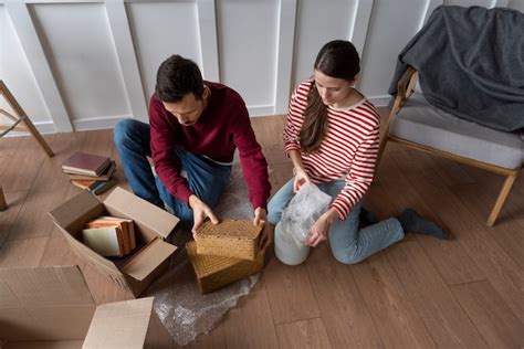 Junge Familie Zieht In Ein Neues Zuhause Kostenlose Foto