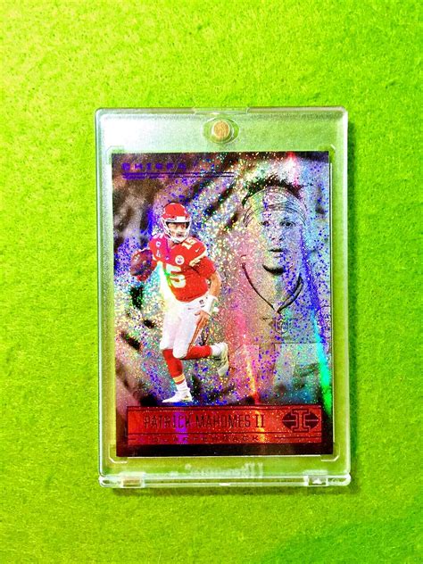 White Sparkle Prizm Patrick Mahomes Dots Card Illusions Patrick