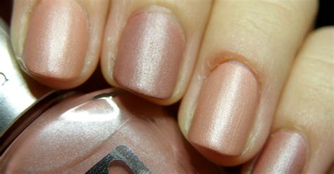 Dóra The Nail Polish Addict Moyra Silk Nude No 321 Paris No 323 London