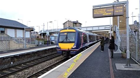 PHOTO 6X4 MARKINCH railway station The 15:08 train for Edinburgh arrives c2015 £1.80 - PicClick UK