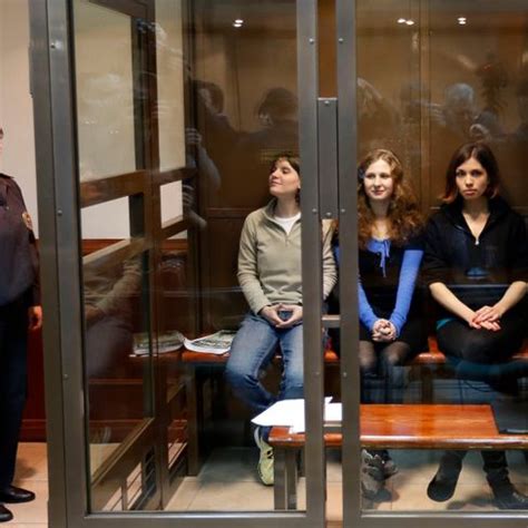 Zwei Frauen von Pussy Riot müssen zwei Jahre ins Straflager DER SPIEGEL