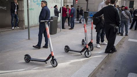 Tráfico Prohibirá Que Los Patinetes Circulen Por La Acera Y Reducirá Su