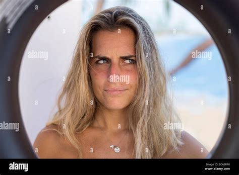 Teenage girl in bikini posing Fotos und Bildmaterial in hoher Auflösung Alamy