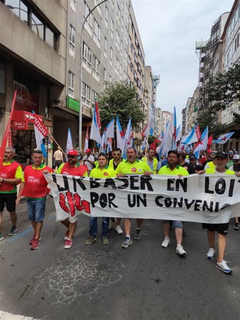 Traballadores As De Urbaser Santiago Manif Stanse Por Un Convenio Digno