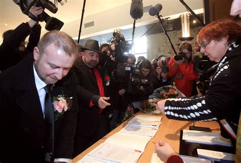 Soci T Deux Hommes Se Marient Pour R Clamer La L Galisation Du Mariage Gay