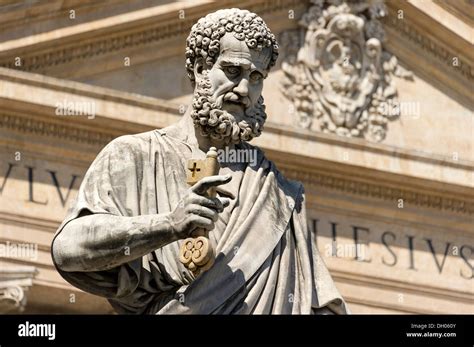 Monumentale Statue des Heiligen Petrus der Apostel vor den Petersdom ...