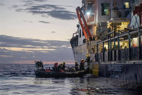 Ragusa Migranti Su Un Barcone In Fase Di Soccorso