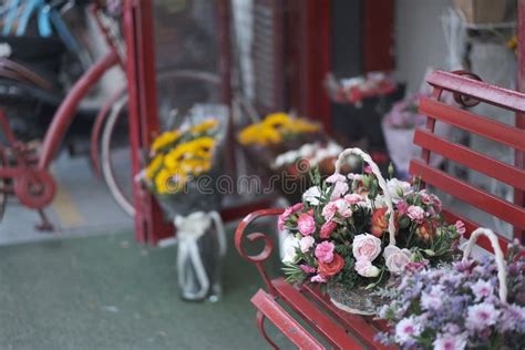 Cestas Del Regalo De Flores Frescas Foto De Archivo Imagen De Flores