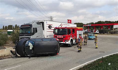 Un Vehicle Bolca Al Vial D Acc S De La Benzinera De La Cooperativa