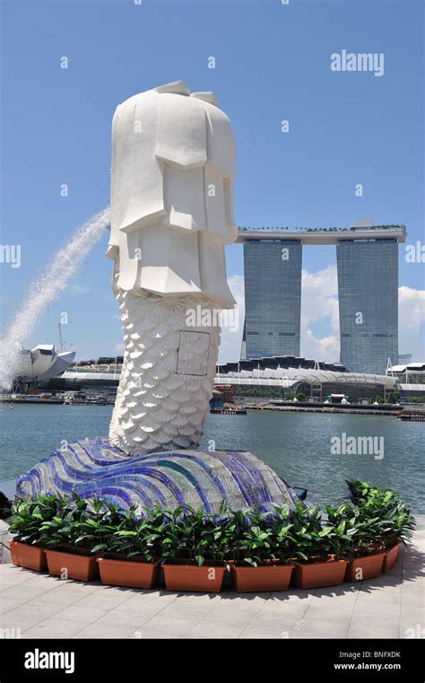 The Merlion And Marina Bay Sands Singapore Stock Photo Alamy