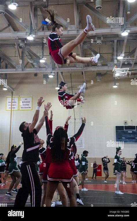 High school cheerleaders stunts hi-res stock photography and images - Alamy