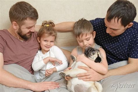 Masculino casal gay crianças descansando na cama em casa pinturas para a parede quadros