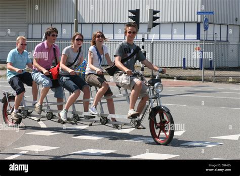 Tandemfahrrad 4 -Fotos und -Bildmaterial in hoher Auflösung – Alamy