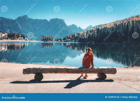 Femme Sur Le Banc En Bois Sur La C Te Du Lac Photo Stock Image Du