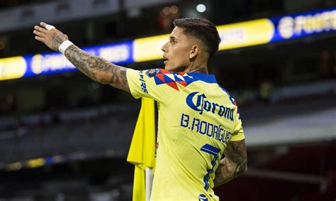 Plano Deportivo Brian Rodr Guez Se Burla De Los Cl Sicos Rivales Del