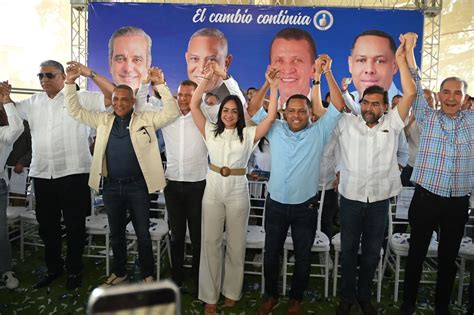 Lupe Núñez y su equipo político se juramentan en el PRM