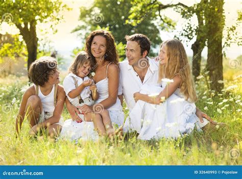 Lycklig familj fotografering för bildbyråer Bild av skog 32640993