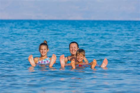 Mannen Ligger I Det D Da Havet Jordanien P En Bakgrund Fotografering