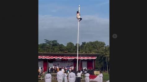 Heroik Pengurus Rt Panjat Tiang Bendera Saat Upacara Hut Ri Di