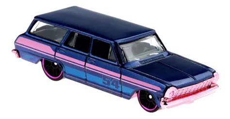 Veículo de brinquedo colorido Hot Wheels Chevy Nova Station Wagon
