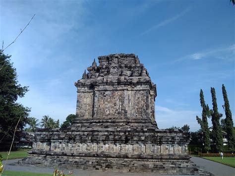 Exploring Temples in Yogyakarta : Candi Mendut ~ Tourism Spot