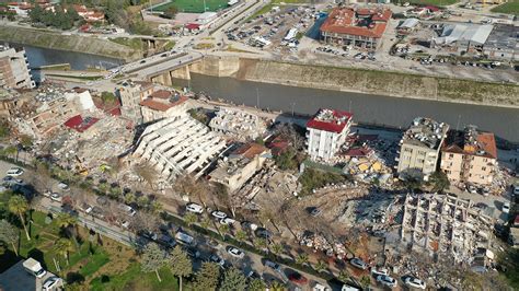 Son Dakika Depremde yerle bir olan Hatay ın Antakya ile Defne ilçesine