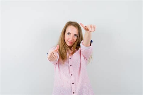 Jeune Femme Blonde Dans Une Chemise Rose Décontractée Photo Gratuite