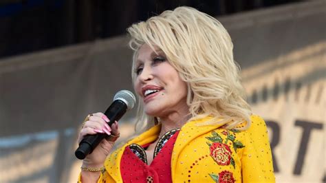 Dolly Parton S Rockstar Debuts At No 1 On Top Album Sales Chart