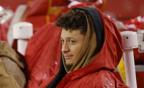 Patrick Mahomes’ helmet shatters during frigid Chiefs-Dolphins playoff ...