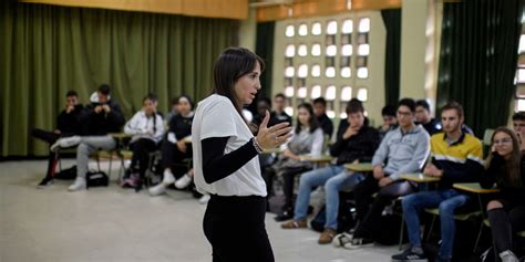 Éducation des lycéens sur scène pour préparer loral du bac de français