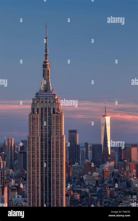 Manhattan Skyline With One World Trade Center At Sunset Hi Res Stock