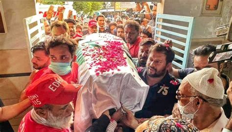 Karachi Umer Sharif Laid To Rest At Abdullah Shah Ghazi Graveyard