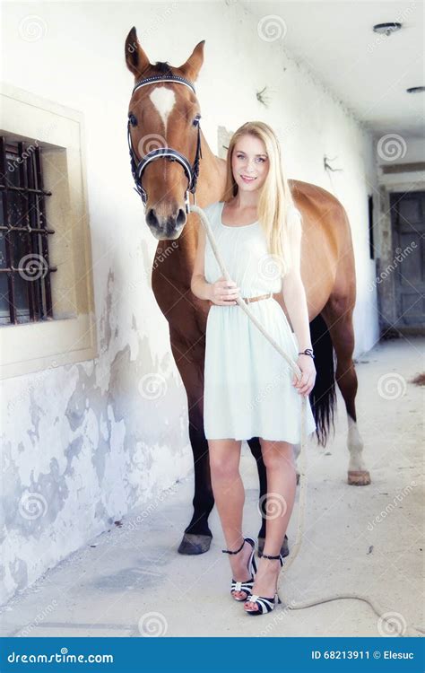 Blonde Frau Mit Pferd Stockbild Bild Von Zauber Kaukasisch 68213911
