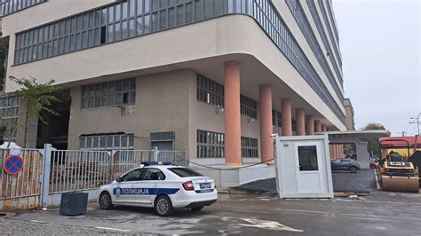 Foto Prve Fotografije Sa Lica Mesta Policija Ispred Zgrade U Kojoj Je