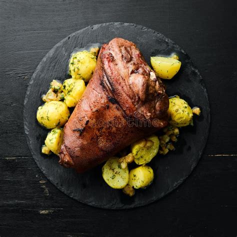 Filete Del Cerdo Con Las Patatas Cocidas Al Horno Imagen De Archivo