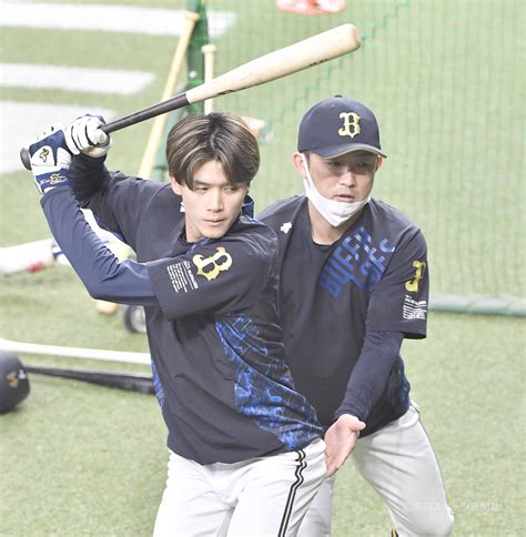 東スポ写真部 On Twitter 【プロ野球】2021年4月20日 オリックス×西武 佐野皓大 のお尻を持ち上げる ＃梵英心 打撃