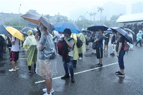 不畏雷雨滂沱！「還路於民」凱道大遊行 主辦單位宣布現場人數破萬 交通 太報 Taisounds