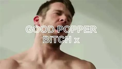 blonde Michael Sipos lutscht einen großen Schwanz bevor sie einen süßen Schwulen gehämmert