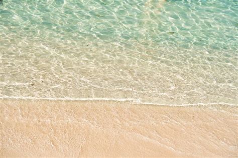 Ondas Azules Del Mar Y Playa Soleada Con Los Hoteles En El Horison Foto