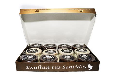 Alfajores De Mousse Al Licor Chocolate Especial Y Blanco Con Nuez X