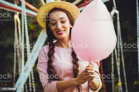 놀이 공원에서 솜 사탕을 가진 여자 공원에 대한 스톡 사진 및 기타 이미지 공원 낮 놀이 공원 Istock