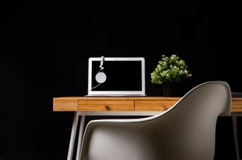 Houten Bureau Met Stoel En Laptop Gratis Foto