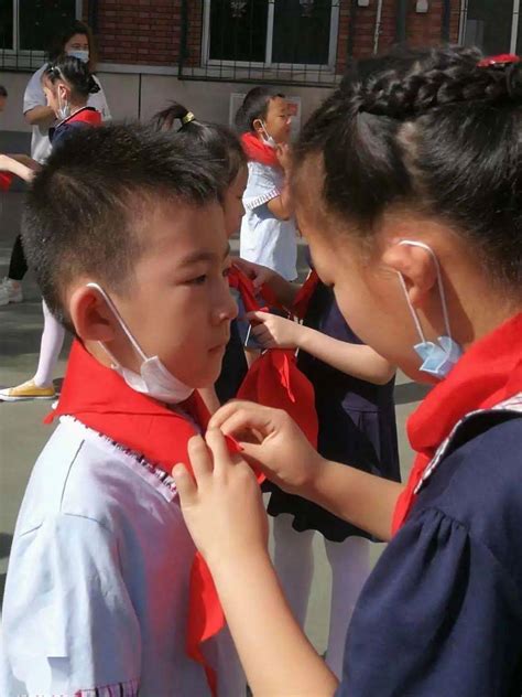 系好人生第一粒扣子 争做新时代好少年 中心小学一年级新队员入队仪式 搜狐大视野 搜狐新闻