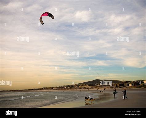 kite surfing at bloubergstrand Stock Photo - Alamy